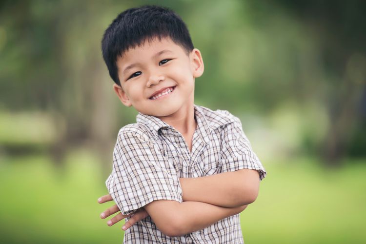 Anak sedang bermain di luar rumah