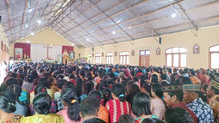 MISA Suasana misa Natal di Paroki StTheresia Mbata Minggu 25 Desember 2022