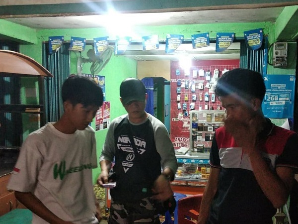 belanja-di-warung-pakai-uang-palsu-2-pemuda-ditangkap-GuRIAObbUR.jpg belanja di warung pakai uang palsu 2 pemuda ditangkap GuRIAObbUR