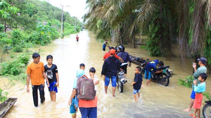 jalan-penghubung-antar-kampung-di-Aceh-Tamiang-putus-akibat-banjir.jpg jalan penghubung antar kampung di Aceh Tamiang putus akibat banjir